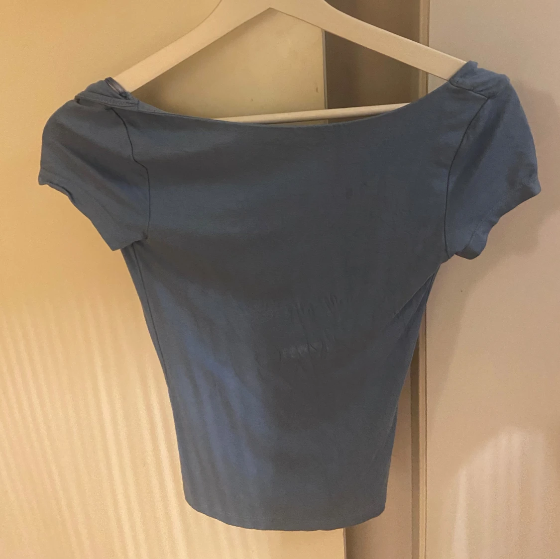 blå tröja med urringning i ryggen