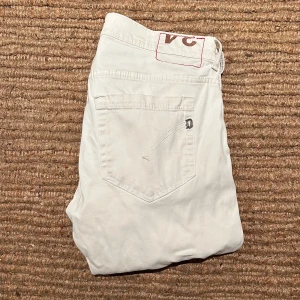 Dondup jeans - Tjena! Säljer nu ett snyggt par vita dondup jeans i modellen George! Storleken är 34 och de är i grymt skick utan någon defekt! Vid frågor skriv! /Emil