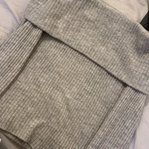 Grå ribbad stickad tröja - Säljer en supermysig grå ribbad stickad tröja. Den har en bred krage som kan vikas ner och långa ärmar. Perfekt för höst och vinter när man vill hålla sig varm och snygg. Tröjan är i nyskick och passar perfekt till både jeans och kjol (tröjan har aldrig används)
