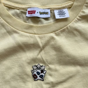 Gulligt croppat linne  - Gulligt linne från Levi’s - limited edition💖 Broderade detaljer - helt oanvänt  Kontakta mig vid intresse och tveka inte med att ställa frågor 🥰