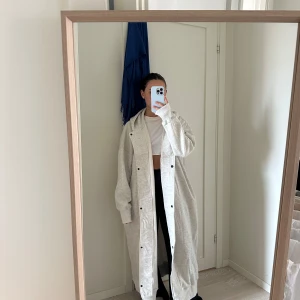 Mjukis kappa från SAEEDAH HAQUE  - Oversized mjukis kappa från SAEEDAH HAQUE  Stl S/M Aldrig använd 