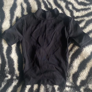 Tröja öppen rygg  - Topp med öppna rygg, aldrig använd! 