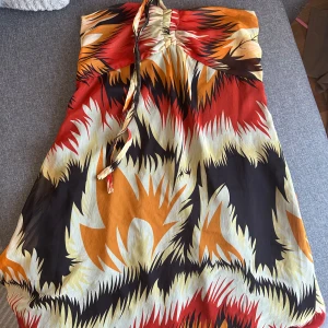 Bandeau klänning  - Bandeau klänning med knyt , antingen runt halsen elr fram! Onesize 50kr