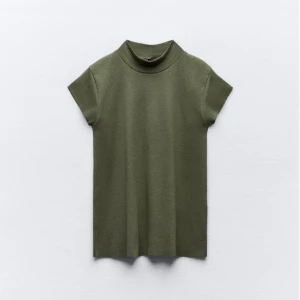 Zara topp - Säljer min gröna topp från zara som tyvärr inte kommer till användning❤️