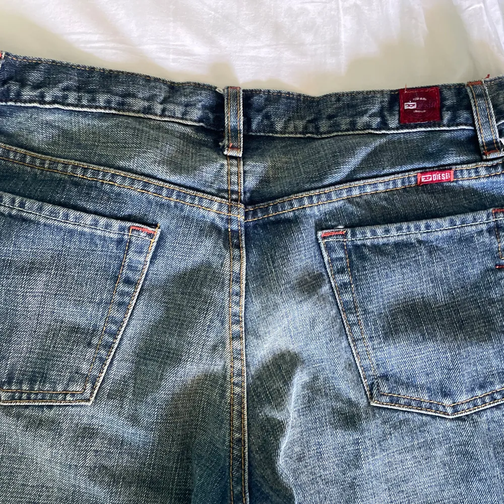 Diesel jeans som sitter lågmidjat men som tyvärr är för långa för mig💕(167cm lång, brukar bära storlek 32 i längd på byxor) De är i storlek 36 och är i toppenskick❣️❣️Skriv till mig vid frågor eller bilder på<3. Jeans & Byxor.