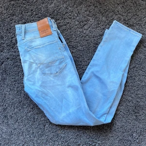 Replay Anbass 30/32 - Replay anbass jeans i färgen blå. Storlek 30/32. Fint skick, nypris 1699, köp för endast 499kr. Hör av dig vid frågor🙌