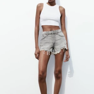 Grå jeansshorts  - Säljer grå jeansshorts från Zara i storlek 36🥰