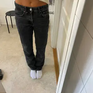 Jeans från zara med medelhög midja.