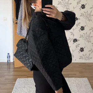 Kurt geiger Väska  - Säljer min helsvarta Kurt väska då den inte kommer till användning mer, den är välanvänd och har lite slitage därav priset. Skriv för mer bilder! nypris 3700:- 😁