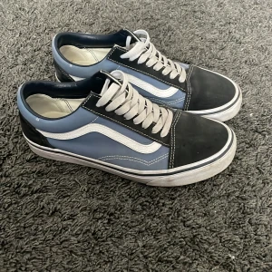 Blå vans - Mörkblå och blåa vans i storlek 40  Mycket bra sick 