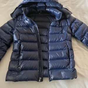 Ralph Lauren Dunjacka - Säljer min assnygga Ralph Lauren jacka i dun, som även är nästan i nyskick då den är väldigt sparsamt använd   Använd inte ”köp nu” nypris 6000 