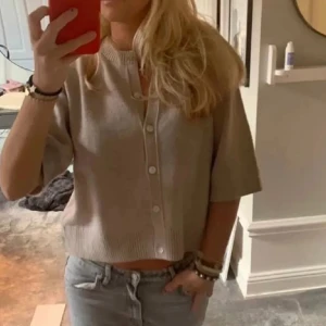 & other stories kofta - Säljer denna & other stories kofta som inte längre finns att köpa! Knappt använd i storlek 38. Köparen står för frakt eller möts i Stockholm💞