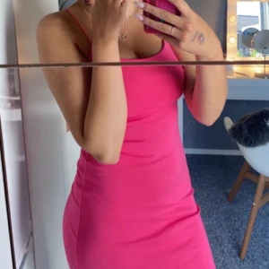 Rosa klänning - Väldigt fin klänning som jag tyckt om mycket🥰säljer nu för att den ej kommer till använing längre tyvärr!