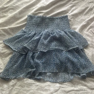 Blå leopard mönstrad chelsea kjol - Storlek S men skulle även passa M och L. Sparsamt använd💓