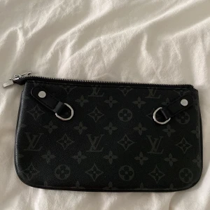 kuvertväska  - säljer rn fin kuvertväska. aldrig använd. passar herr 