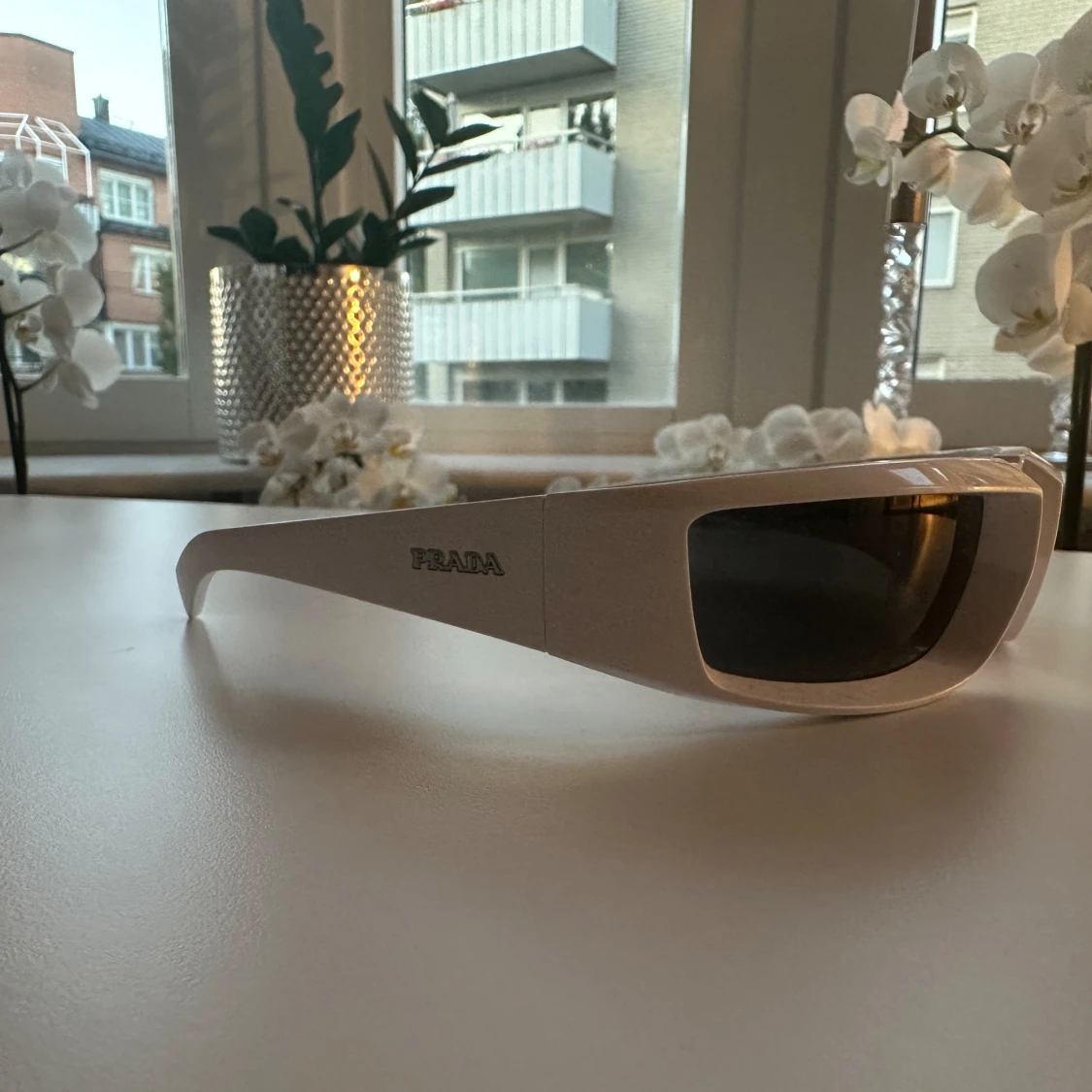Vita solglasögon från Prada - 90