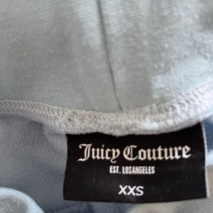 Jättesnygga juicy byxor!! - Dessa byxor är i superbra sick köpta för 1200kr🥰 de är lite uppsydda som man ser på bild fyra de är precis så ja knte trampar på de är 153🥰🥰 har fler bilder om de behövs🥰🥰