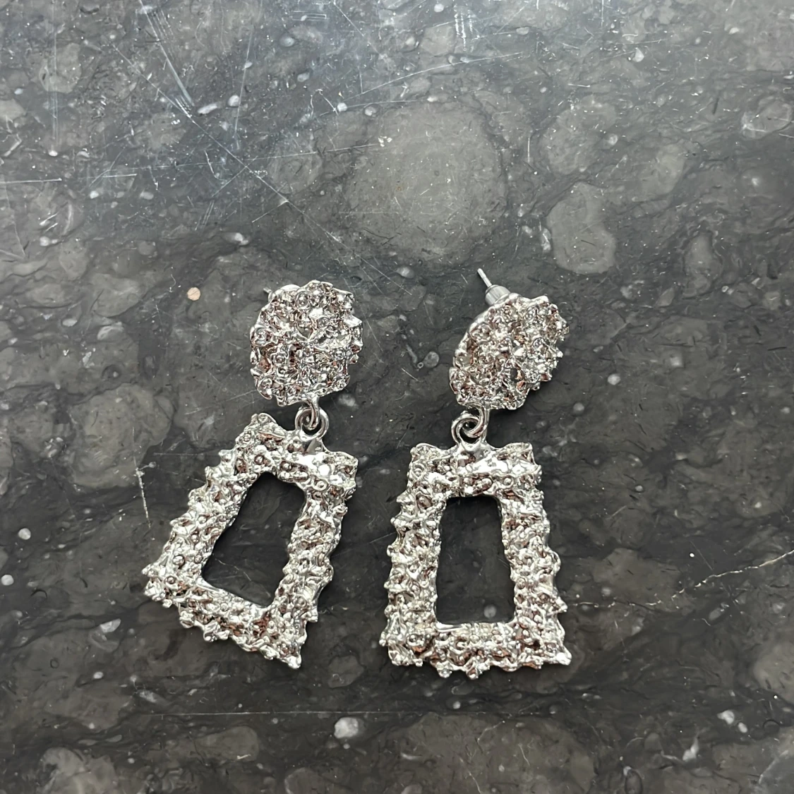 Silvriga örhängen med rektangulär design - 91