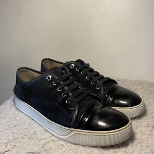 Lanvin skor  - Hej! Säljer nu dessa sjukt snygga lanvin skor. Skorna är i superfint skick 8/10. med skorna medföljer dustbag och box  