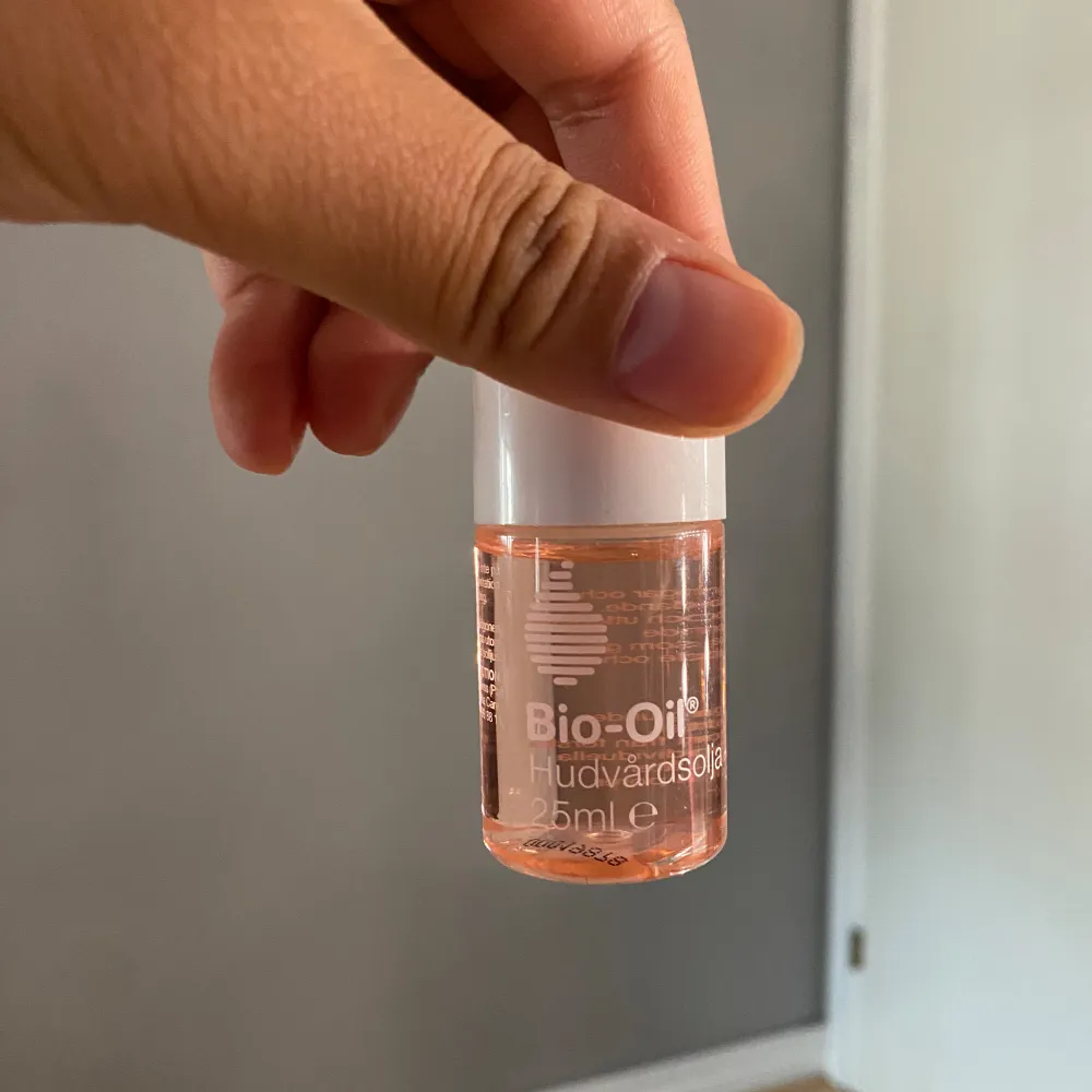 Säljer en liten flaska Bio-Oil hudvårdsolja på 25ml. Perfekt för att förbättra utseendet på ärr, bristningar och ojämn hudton. Oljan är lätt och absorberas snabbt av huden. Flaskan är genomskinlig med en vit kork och innehållet är en ljus orange olja. Perfekt att ha med sig i väskan för daglig användning.. Skönhet.