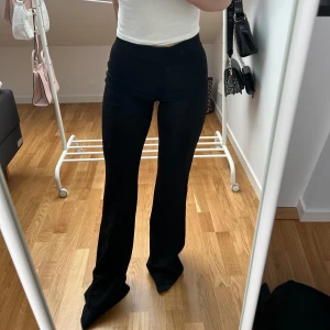 NELLY byxor - Byxor från Nelly som säljs då de inte passar mig och det är för sent att skicka tillbaka. De är aldrig använda. 🩷