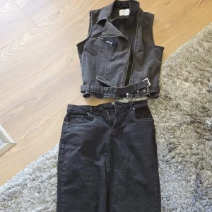 Denim set  - Sisters point! Anv 1 gång. Kjol M , väst L. Så snyggt!