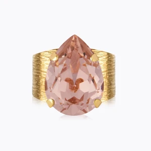 Caroline Svedbom ring - Namn: Classic drop ring/ vintage rose. Ringen är justerbar, vilket innebär att man kan böja den för att anpassa den till sin egna ringstorlek. (One size) Ordinarie pris: 695 kr.  Viktigt! Stenen sitter lite löst, men den sitter fast genom delar.