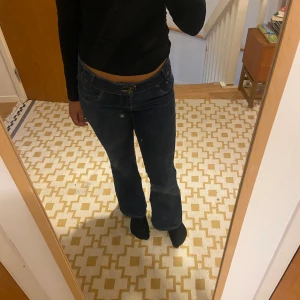 bootcut jeans - jätte fina low waist bootcut jeans som är köpta utomlands, säljer då de aldrig kommer till använding 💕 Jeansen passar mig som har strl 36/S:)  