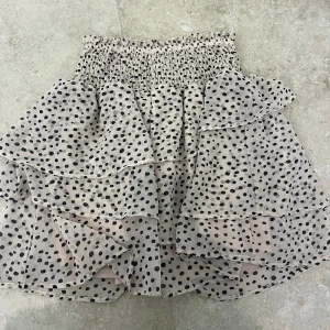 Volangkjol  - Prickig volangkjol från hm. Barnstorlek 158/164 men passar mig bra dom har S. Den skulle troligtvis passa en xs och en M också.