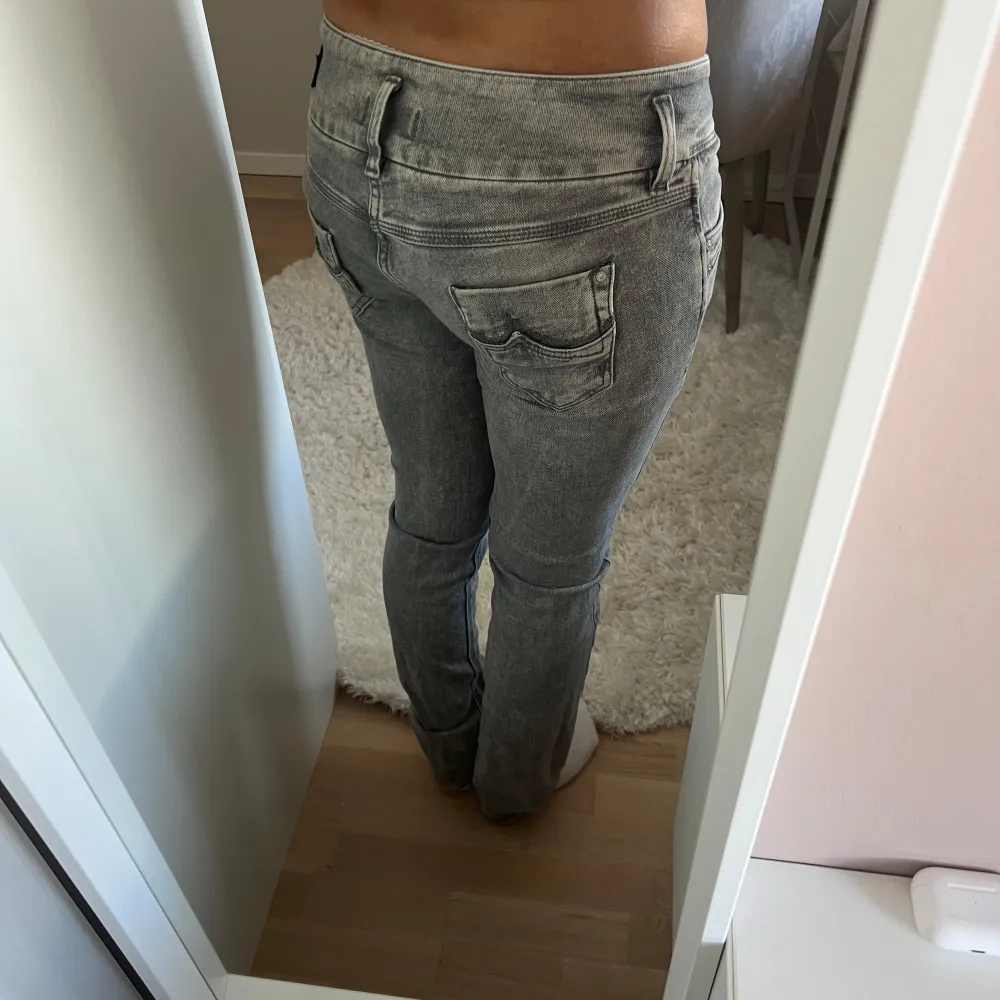 Säljer mina gråa ltb jeans då dem tyvärr inte kommer till användning längre💕. Jeans & Byxor.