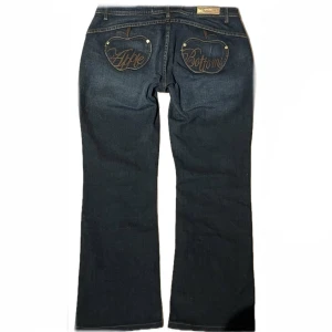 “””””apple bottom jeans”””””🍎🌸 - Jag säljer dessa jeans eftersom jag inte gillar dem längre, och jag är inte heller särskilt förtjust i hur de sitter. Fråga gärna om du vill ha mer information! :) storlek 40/L priset kan diskuteras 