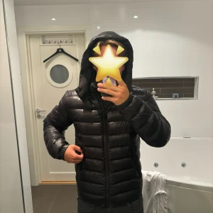 Colmar Jacka - Riktigt snygg vinterjacka från Colmar som jag köpte för 5000kr i höstas.  Model: 1272  Storlek: 54/L(sitter perfekt på mig och jag är 183 lång och väger 85 kg)