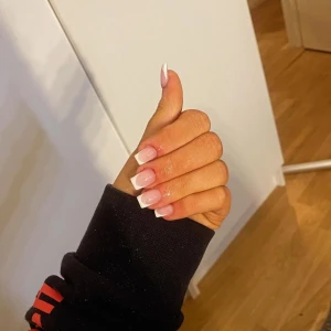 Gör naglar för 250-300kr beroende på naglarna , 📍Örebro  - Naglar 📍Örebro  250-300kr Akrylnaglar 