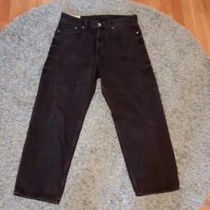 Svarta jeans från H&M - Säljer ett par svarta jeans från H&M i storlek 30/30. De är i loose fit och är i bra skick. Perfekta för dem som gillar pösiga byxor. Tillverkade i Indien. Byxorna är i bra skick. Jag säljer dem för att jag tröttnat på dem.