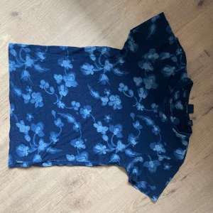 Blå blommig t-shirt från Scotch & Soda - tröja från scotch and soda i storlek s.