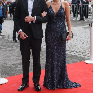 Mörkblå balklänning  - Säljer min balklänning från Dressroom Linné då jag tyvärr inte kommer få användning för den igen. Den är i superfint skick, då den bara är använd en gång. Den är i storlek 36, motsvarande S. Nypris är 5000, skriv privat för frågor eller fler bilder🥰