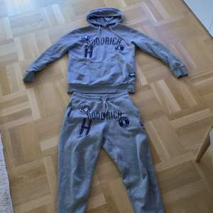 Använt men fin skick, Grå hoodrich tracksuit/dress, stl XS.