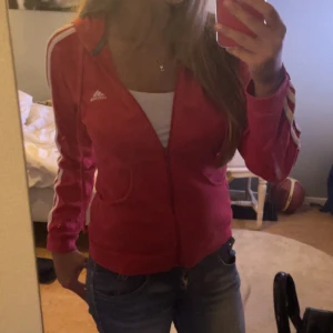 Adidas tröja  - Säljer denna superfina röda tröja ifrån Adidas i storlek s. Den är i mycket bra skick. Hör av er vid frågor!💕