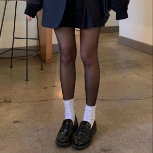 Svarta blanka loafers - 🩷 Ger rabatt vid köp av flera saker från min sida🩷 Säljer dessa såå söta loafers köpta på Stradivarius i Spanien. Köpte en storlek för liten så skorna är endast använda 1 gång. (Bild 1&2 är endast exempel på hur man kan stylea loafers)