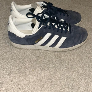 Snygga Gazelle adidas!! - Säljer mina Adidasskor som tyvärr är för stora. De är lite smutsiga men de bör gå bort om du tvättar dem!💞