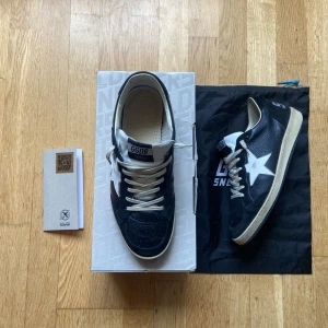 Golden Goose Ballstar - Tja säljer mina riktigt feta Golden Goose Ballstar i toppskick till ett riktigt bra pris (allt og följer med)! Skick: 9/10 ~ Pris: 2799kr ~ Nypris≈ 6000kr ~ Storlek: 41 passar 42 ~ Pris kan diskuteras, vid intresse kontakta mig!