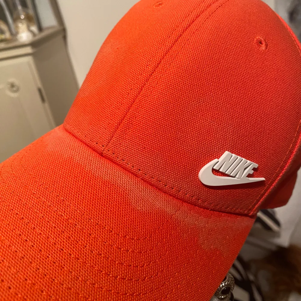 Nike keps  Fått lite färgfällning vid söm framtill se bild. Orange. Onesize.  . Sportswear.