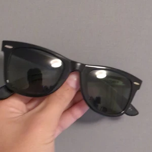Rayban wayfarer - Dessa glajor är i bra skick även om det är väldigt gamla och vintage. Dom e väldigt unika och snygga.