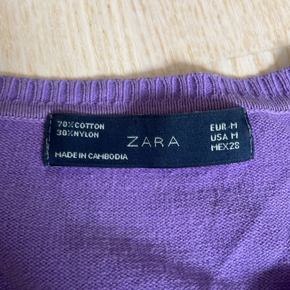 Säljer en snygg lila tröja från Zara i storlek M men passar även xs och s. Tröjan är gjord av 70% bomull och 30% nylon, vilket gör den både bekväm och hållbar. Den har en v-ringad hals och långa ärmar, perfekt för höst, vinter och vår. Tröjan är endast använd några gånger och är perfekt för en casual look.. Tröjor & Koftor.