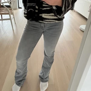 Grå jeansbyxor - Säljer ett par snygga grå jeansbyxor. De är i bra skick och har en klassisk straight fit. Perfekta för vardagsbruk och kan matchas med nästan vad som helst. Passar både till sneakers och kängor.
