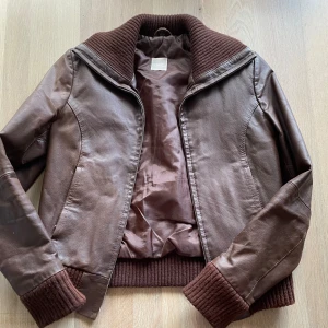 Skinnjacka  - En jättefin äkta skinnjacka i stl. 34. Passa perfekt när det blir lite kyligt. Skicka meddelande om mer bilder önskas. Köpare står på frakten. 