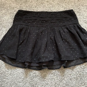 Kort kjol - Denna kjol är ifrån Gina tricot och är i storlek 146/152. Den är använd en gång men är i bra skick.