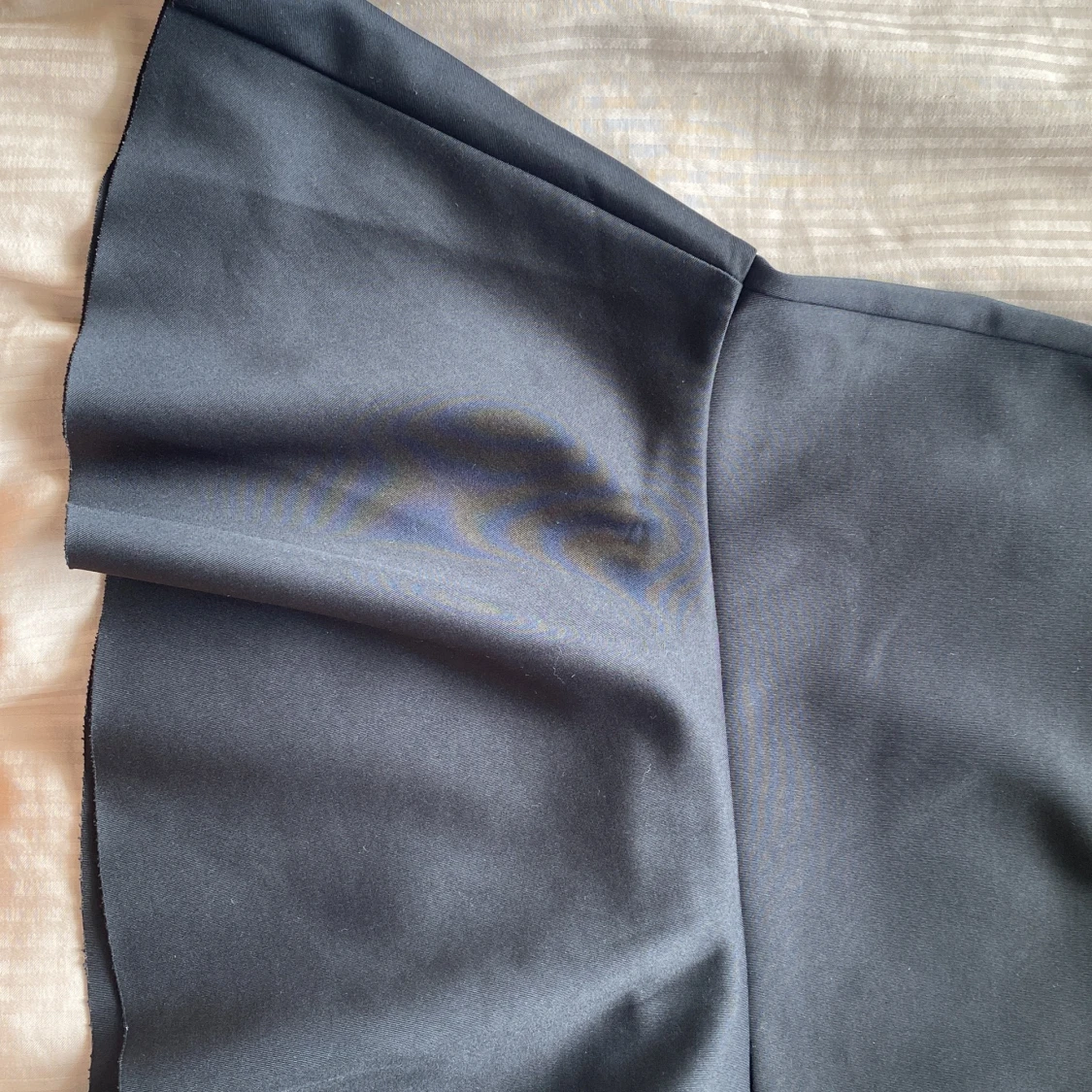 Svart kjol med volang - 90