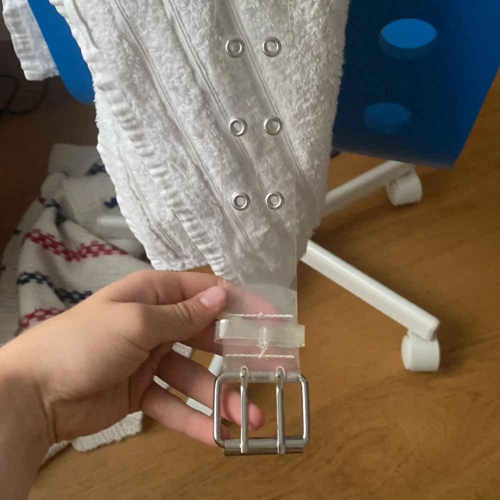 Genom slinkigt bälte i hyfsat skick . Asusteet.
