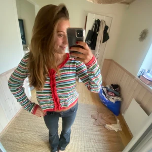 Kofta - Säljer min superfina randiga kofta som tyvärr inte kommer till användning längre💕 Det är storlek L men det sitter snyggt på mig som har storlek S/M💕